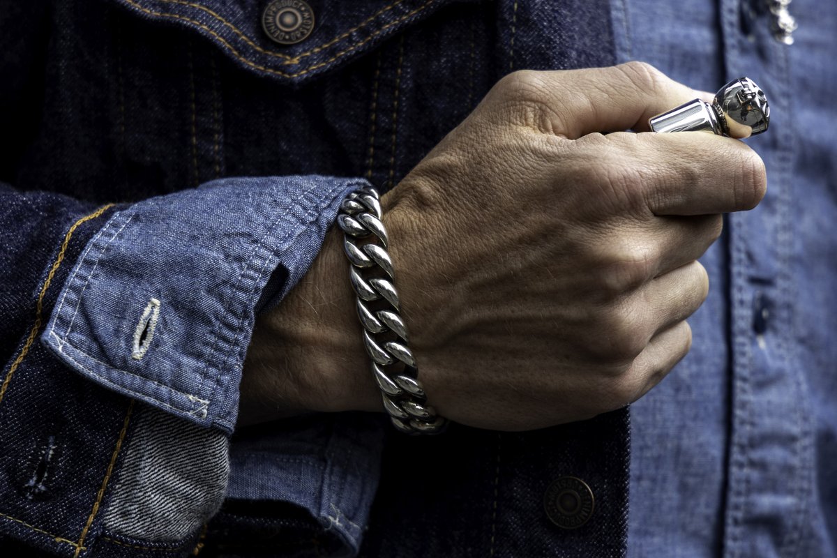 SilverDeerStore's tweet image. Si el denim predomina en tu outfit una gran opción para acompañarte es el brazalete Curb Chain #6 en plata esterlina. Y si fumas pipa, nada con más estilo y belleza que la Moon L Pipe, ambos de GOOD ART HLYWD.
Brazalete: bit.ly/3eAk7AX
Pipa: bit.ly/38ltraK