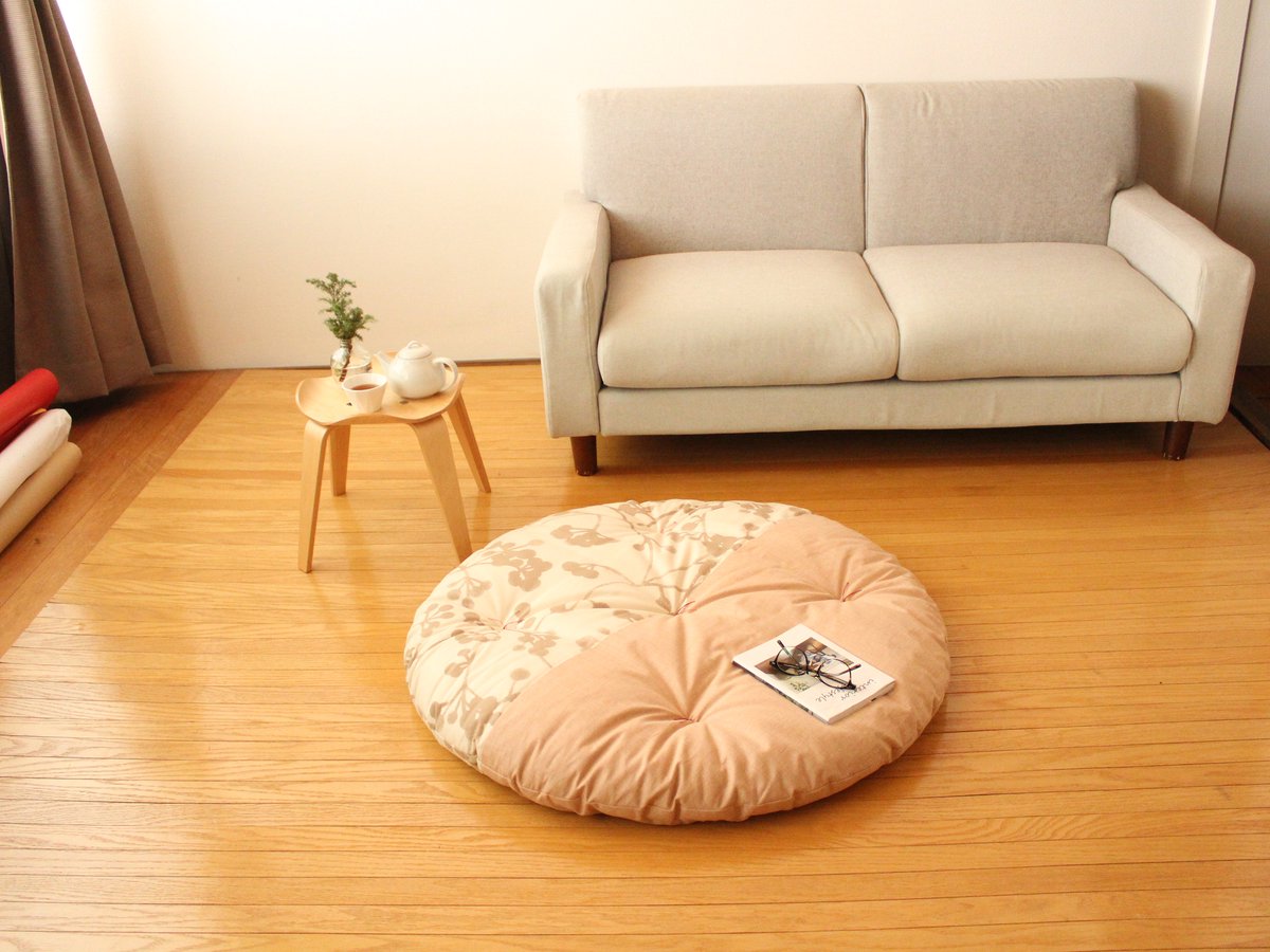 洛中高岡屋 せんべい座ぶとんは 元々 大人が座ったり 寝転がったりと寛ぐ為に考案 今ではお着替えや遊び場など 赤ちゃん の必需品になりました 赤ちゃんから大人まで使える寛ぎアイテムとして人気です 京都 洛中高岡屋 せんべい 座布団 手作り