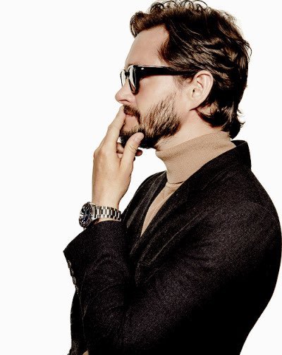 the longshort beard is so pretty. the hairdo leaves something to be desired, but i’m here for the sexy professor look.