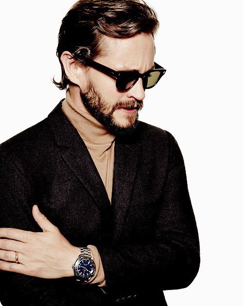 the longshort beard is so pretty. the hairdo leaves something to be desired, but i’m here for the sexy professor look.