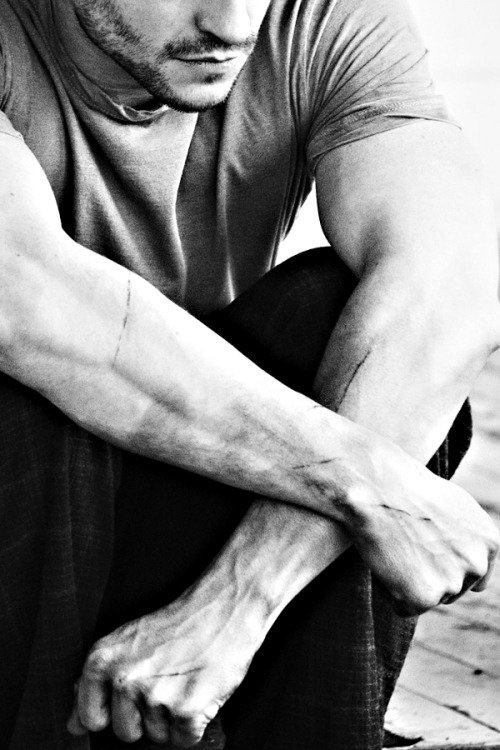 this is just an arm appreciation pic. i forget he has such nice arms. perfect for gentle hugs. i want to hold and be held.