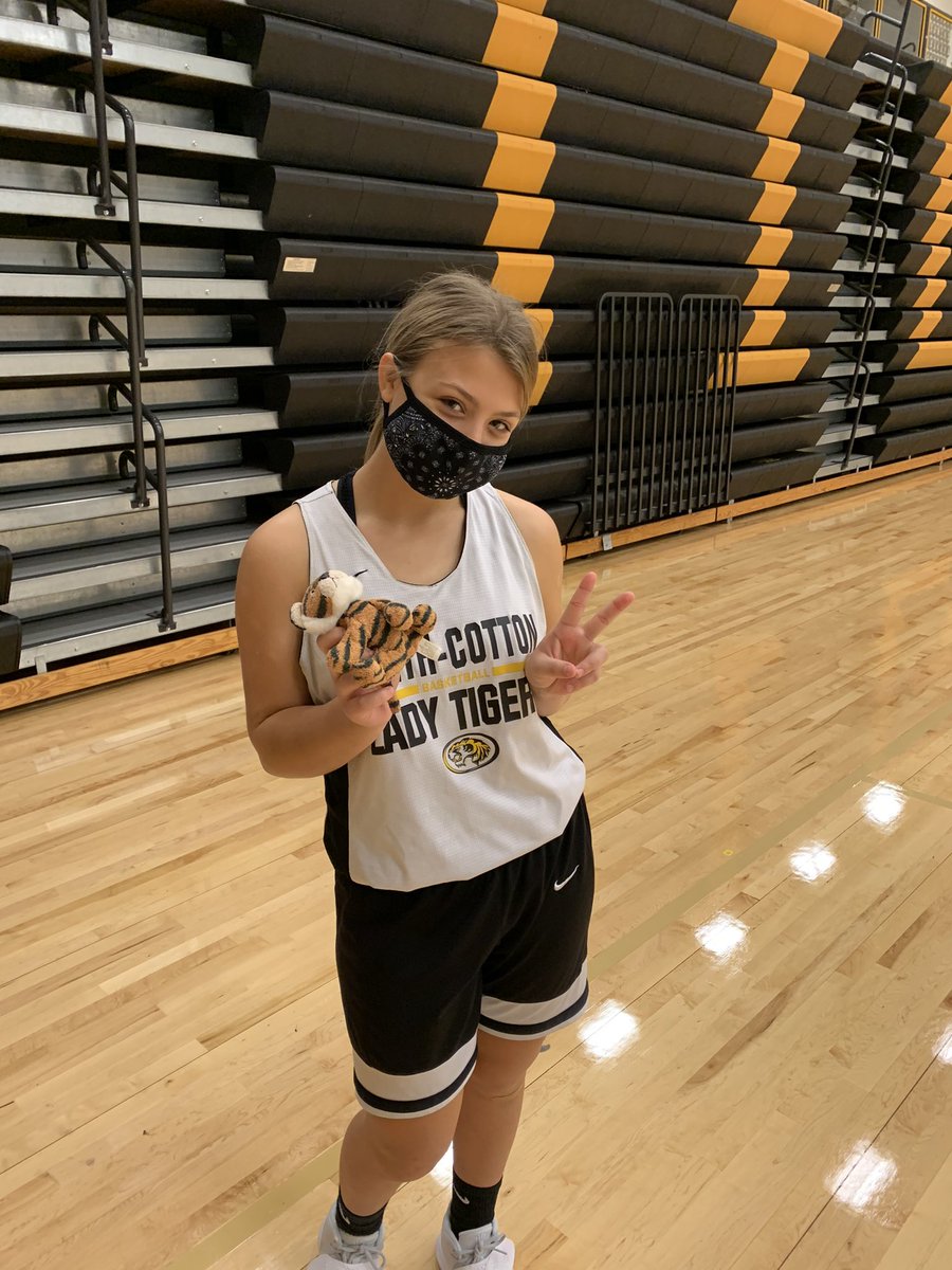 SCTigersGBB's tweet photo. We love the effort these girls are putting in!! Can’t help but pick two more #TenaciousTiger winners for the day.
Freshman Sophia Poteet for consistent hard work and cheering on her teammates.
Freshman Brooklyn Lamar for always going 100% in practice
#NewEra https://t.co/98YfLbhkjc
