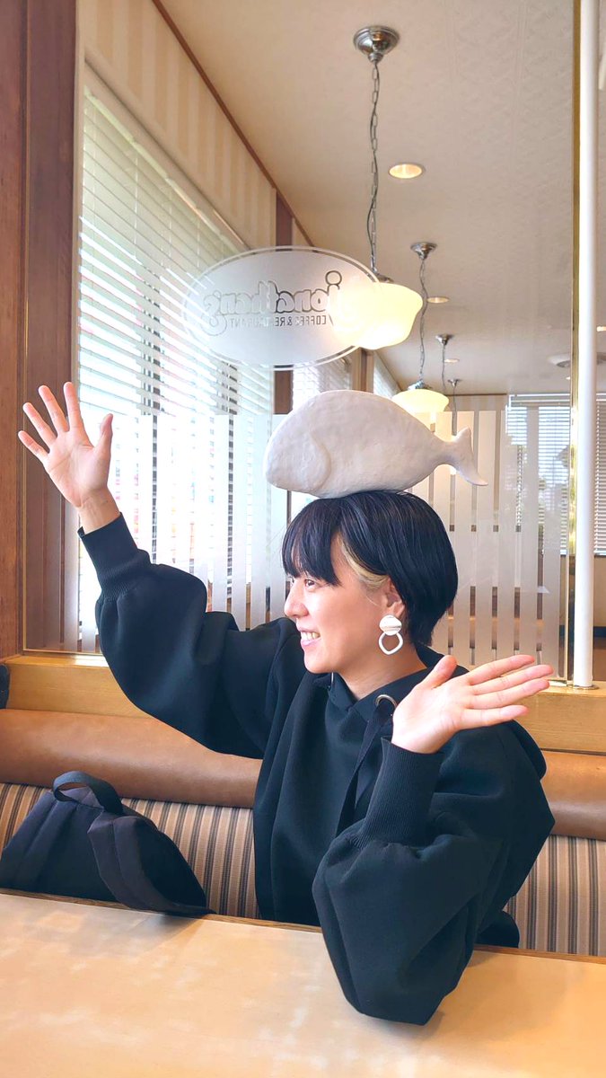 erihitomi0916's tweet photo. これがこうなって
こうなって
こうなる。うむ。
かわしーちゃん手作りの鯛がリアル。
髪を巻きつけるのは私の担当。
自宅のアトリエ化がススム。
撮影たのしみ♡
#最新作品
#ホームレス小谷
#HAPPYHOMELESS
#天才万博
#ヘアメイク https://t.co/4YaS15DNMT