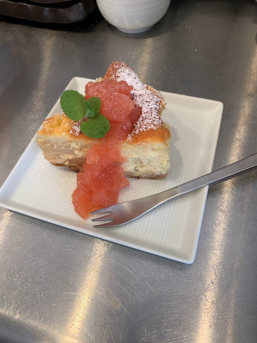 百舌珈琲店 週末限定スイーツ りんごのチーズケーキ です 岩手県遠野から直接取り寄せたりんご 紅玉 を贅沢に使用 底生地は パイ生地クッキーです 渾身の限定ベイクドチーズケーキ第二弾になります