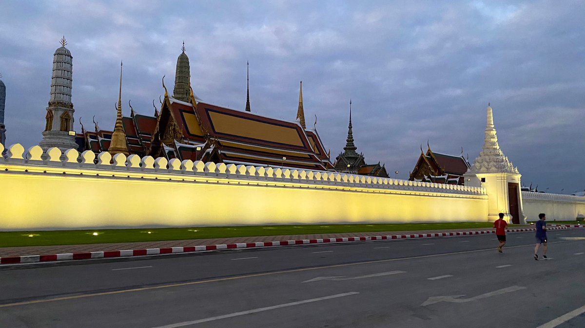 Zatawat's tweet photo. #goodvibes with good friends while having early run around #GrandPalace this morning
#Bangkok thru runner’s-eye view
#RunningDiary #cityrun 
#RunnersEyeView 🏃 https://t.co/qLXVqL6t9Q
