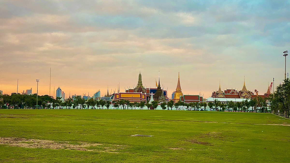 Zatawat's tweet photo. #goodvibes with good friends while having early run around #GrandPalace this morning
#Bangkok thru runner’s-eye view
#RunningDiary #cityrun 
#RunnersEyeView 🏃 https://t.co/qLXVqL6t9Q