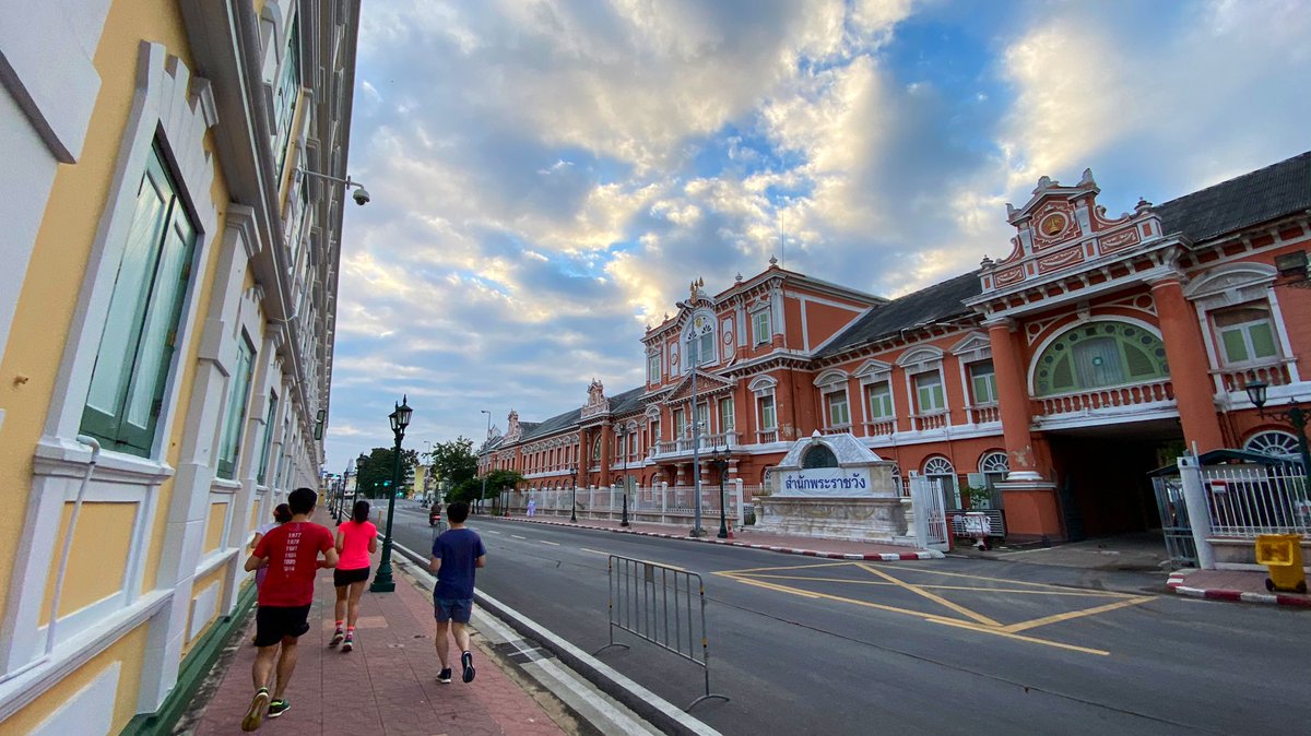 Zatawat's tweet photo. #goodvibes with good friends while having early run around #GrandPalace this morning
#Bangkok thru runner’s-eye view
#RunningDiary #cityrun 
#RunnersEyeView 🏃 https://t.co/qLXVqL6t9Q