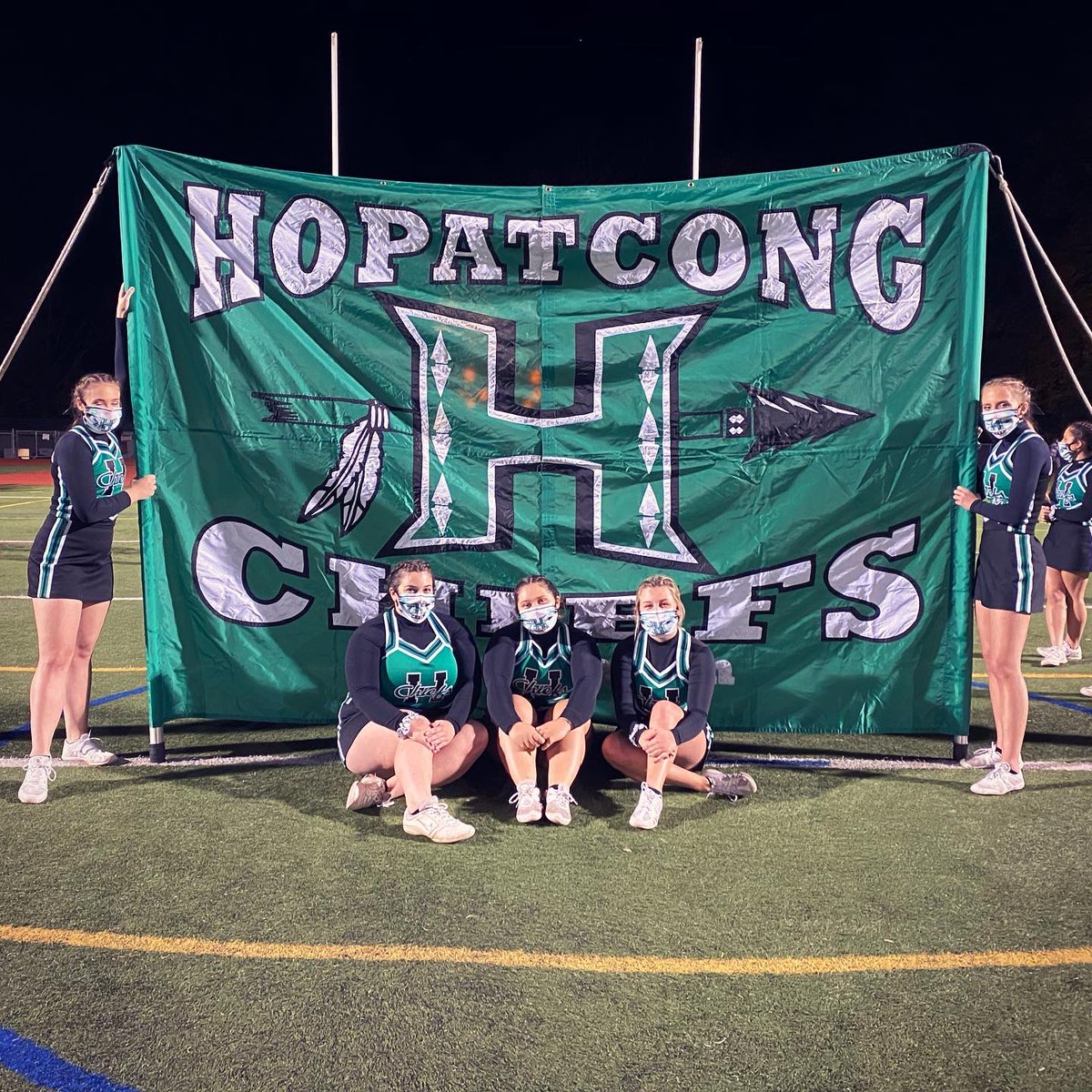 hhschiefscheer's tweet photo. We 💚 Friday Nights 🏈 #chiefnation https://t.co/ZJRKs0iCXY
