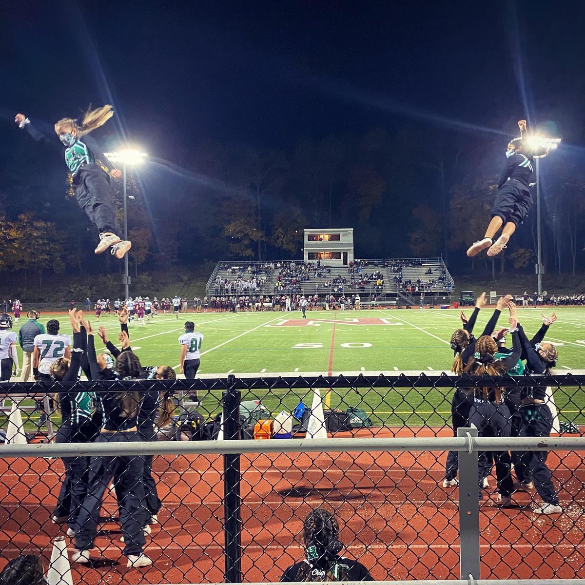 hhschiefscheer's tweet photo. We 💚 Friday Nights 🏈 #chiefnation https://t.co/ZJRKs0iCXY