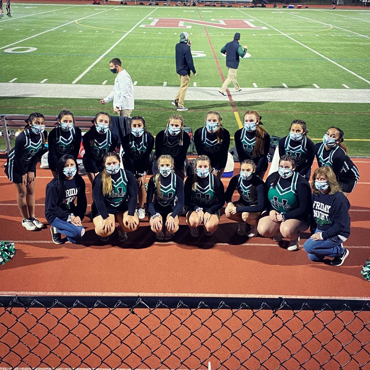 hhschiefscheer's tweet photo. We 💚 Friday Nights 🏈 #chiefnation https://t.co/ZJRKs0iCXY