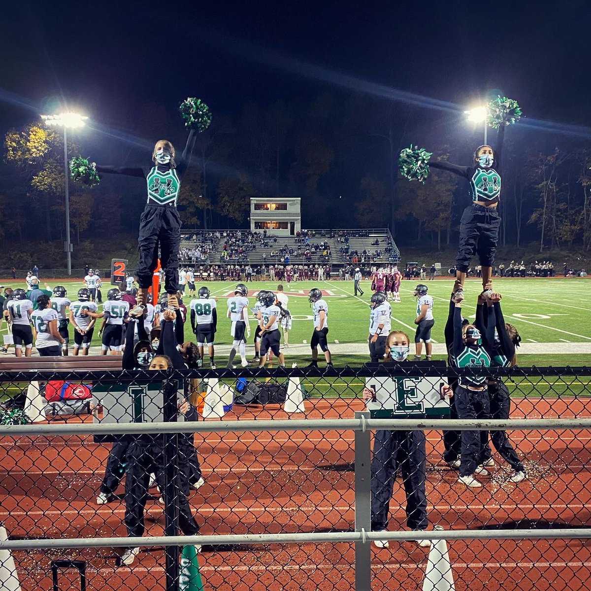 hhschiefscheer's tweet photo. We 💚 Friday Nights 🏈 #chiefnation https://t.co/ZJRKs0iCXY
