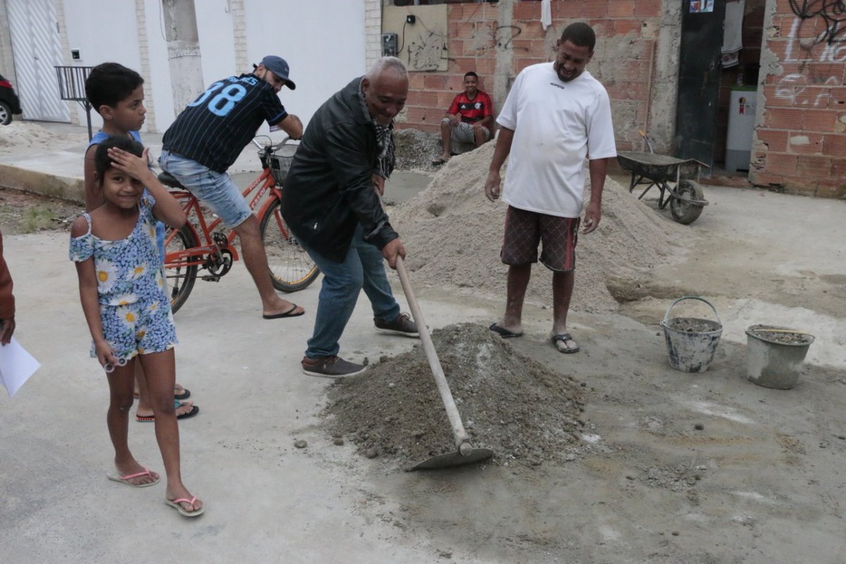 ArmandoAmazonas's tweet photo. Estamos nas ruas de Duque de Caxias com a certeza de que a população quer um vereador que realmente cuide dos bairros e das pessoas. É uma honra saber que podemos contribui para  melhorar a qualidade de vida das pessoas. Obrigado,  por todo apoio e carinho! Podem contar comigo! https://t.co/uhhcqamae1