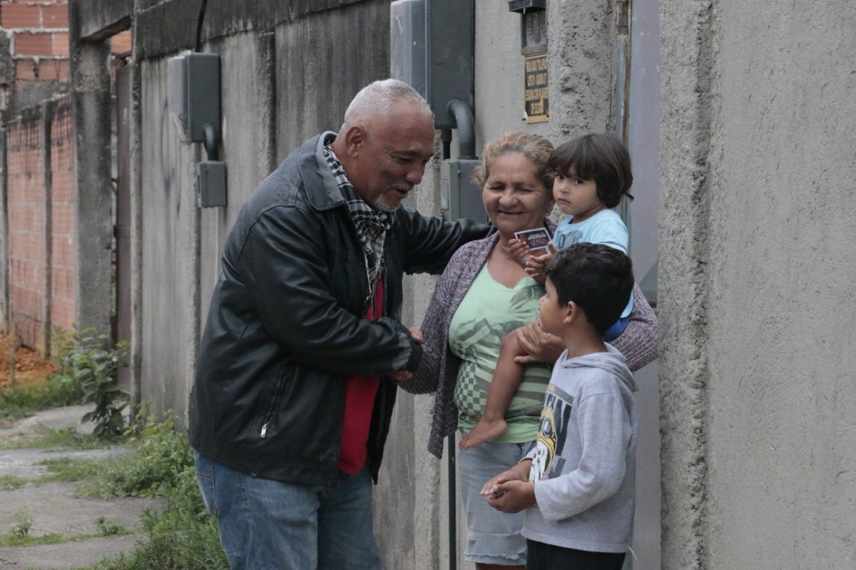 ArmandoAmazonas's tweet photo. Estamos nas ruas de Duque de Caxias com a certeza de que a população quer um vereador que realmente cuide dos bairros e das pessoas. É uma honra saber que podemos contribui para  melhorar a qualidade de vida das pessoas. Obrigado,  por todo apoio e carinho! Podem contar comigo! https://t.co/uhhcqamae1