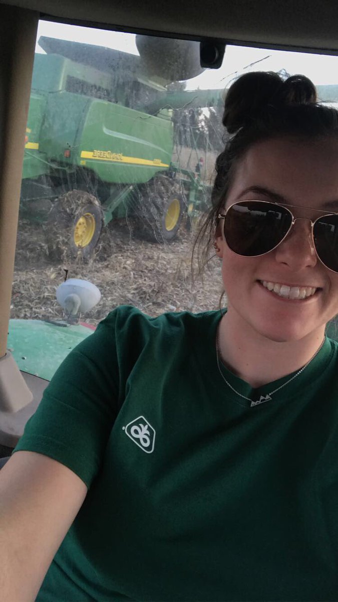 mklaver25's tweet photo. Selfies with dad, harvest edition #corn2020 #ontag @HDCAgronomy @JohnDeere https://t.co/7AjsjYw5Iu