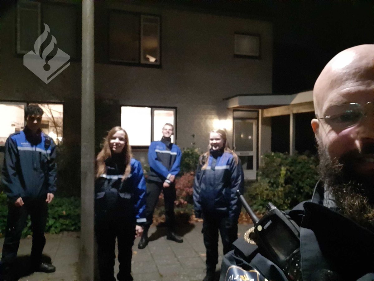 WagtAlphenCent's tweet photo. Samen met 24 leerlingen van het MBO Rijnland preventief gesurveileerd tav van woninginbraken. Uiteraard op gepaste afstand ivm coronamaatregelen. Meerdere burgers preventie advies gegeven. https://t.co/2iMTX1qdZa