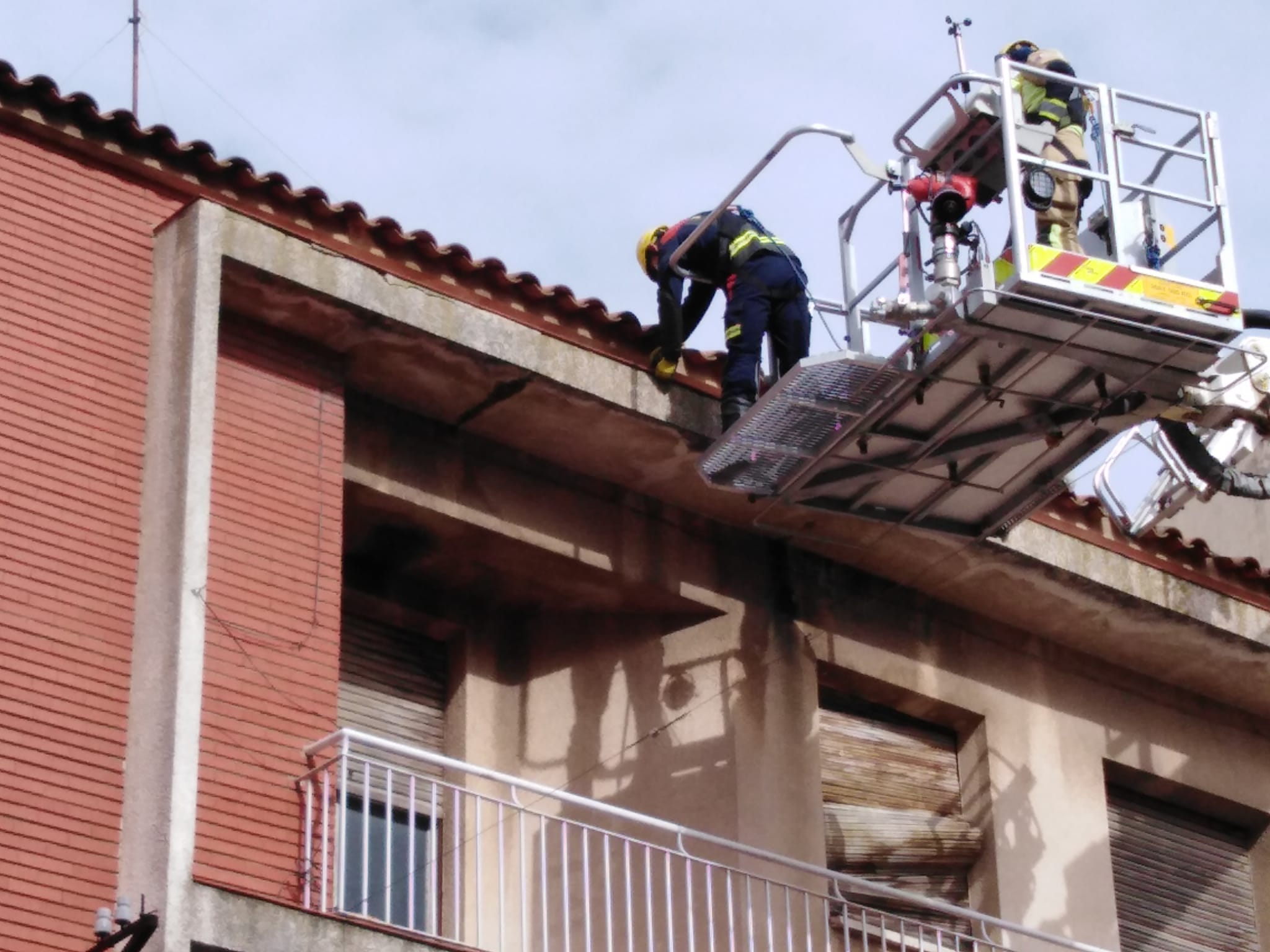 BOMBEROS PROV.CUENCA en Twitter: "06/11/20.-12:35 h. Desprendimiento de tejas en Avda. Miguel de Cervantes, #Tarancón. @cuenca112 @DipuCuenca parque de #Tarancón. Colabora policía local. Fin 13:00 h. https://t.co/GmtdGGZc0e" / Twitter