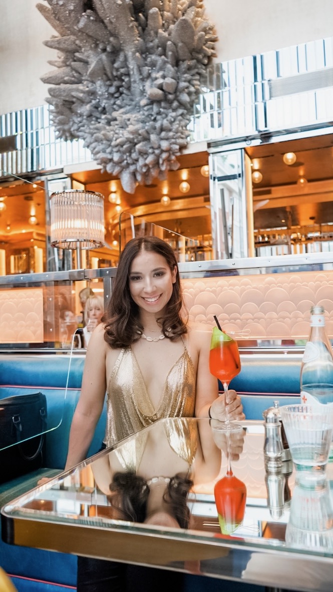 mygrumpybf's tweet image. Lil snap from @brasserieoflight in Selfridges from the other day.

Would highly recommend for special occasions or if you’re in the mood for glam 💃🏻

The cocktail pictured is the Freya - one of their most popular drinks and I can confirm it was a 10/10 🍓