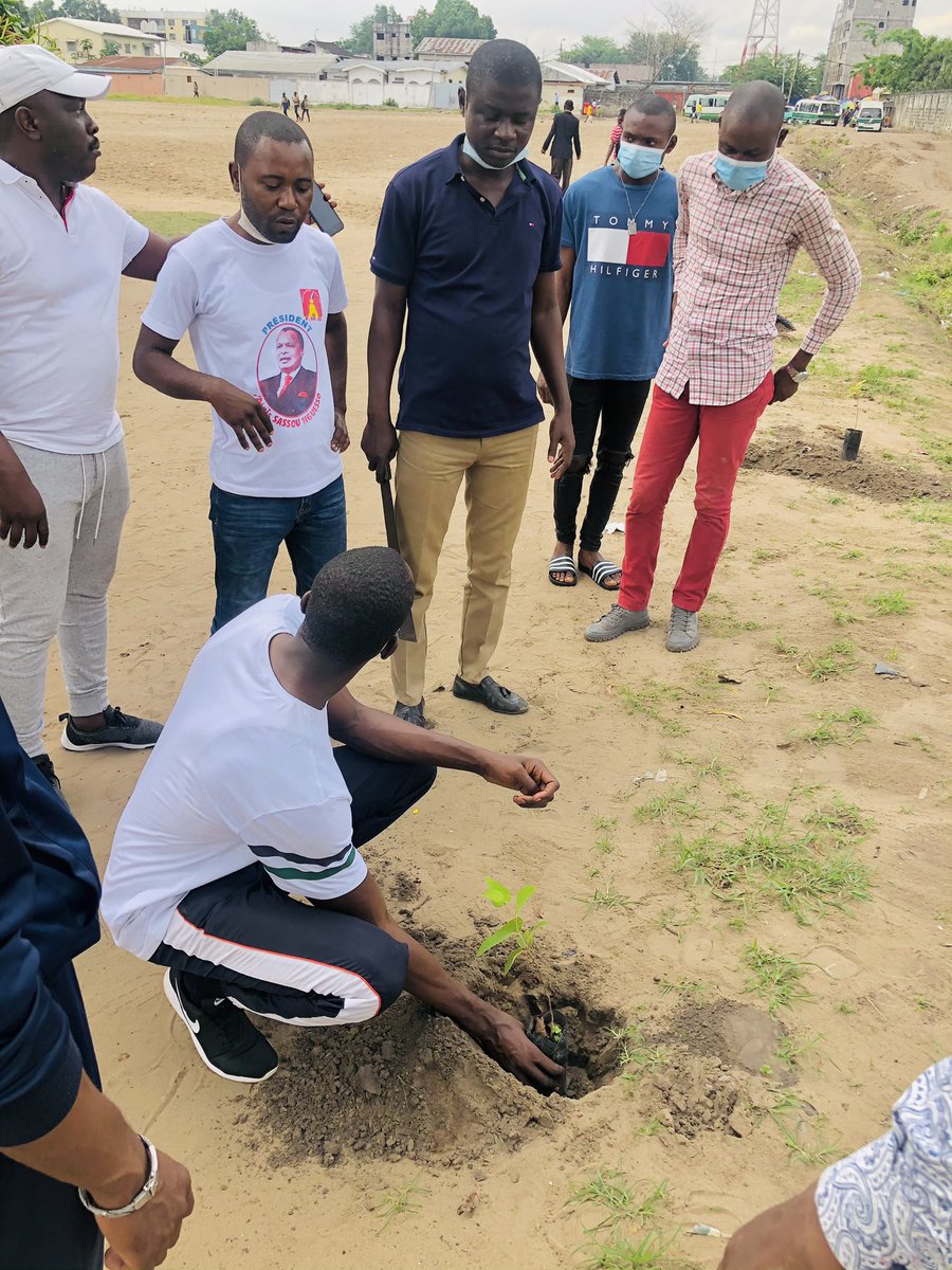 JofranMbossa's tweet photo. A l’occasion de la journée nationale de l’arbre, nous avons fait chose utile en procédant à une opération de planting dans le but d’ériger une clôture verte autour du CEG 28 novembre 1958 à Moukondo, mais aussi pour prévenir les érosions et autres catastrophes naturelles. https://t.co/0FCMtJg0Fi