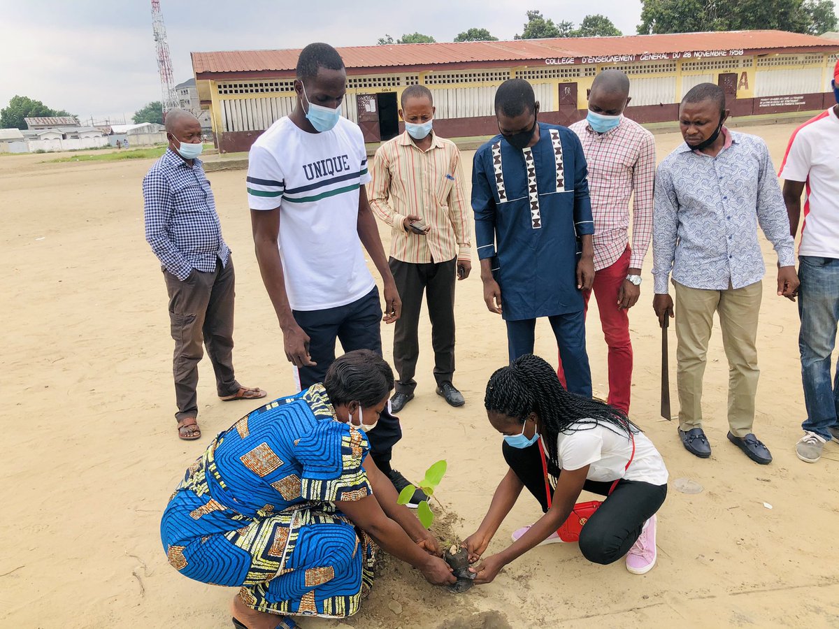 JofranMbossa's tweet photo. A l’occasion de la journée nationale de l’arbre, nous avons fait chose utile en procédant à une opération de planting dans le but d’ériger une clôture verte autour du CEG 28 novembre 1958 à Moukondo, mais aussi pour prévenir les érosions et autres catastrophes naturelles. https://t.co/0FCMtJg0Fi