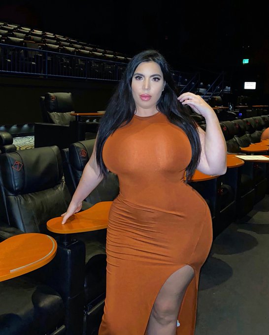 Wanna make out during the movie ? 🎥 https://t.co/dcC0XhsB8C