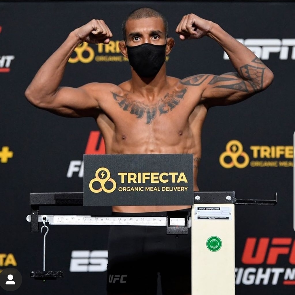 BarcelosRaoni's tweet photo. Tudo certo pra amanhã ,peso batido 135 pounds ,amanhã é guerra,vamos que vamos Brasil 🇧🇷, @ufc_brasil @ufc @canalcombate
#esquadraobrasileiro
#goraonibarcelos
#refitprofighters
#UsinadeCampeões
#refitrefinaria https://t.co/KiEPpPY0W9
