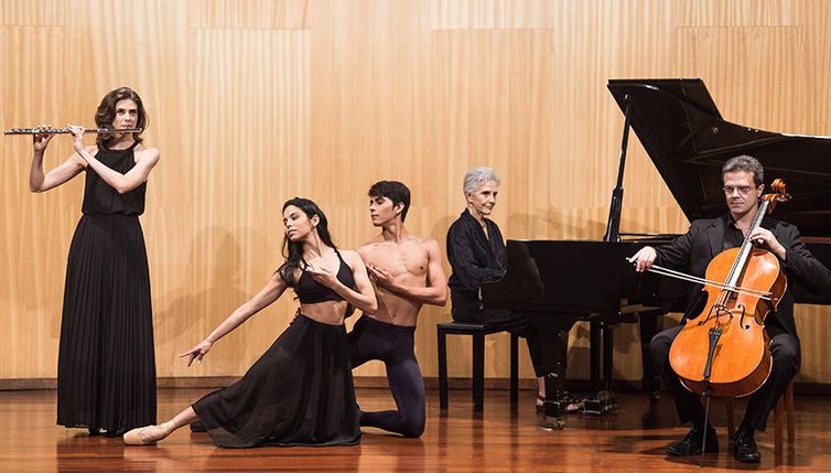 radiomec's tweet photo. 📻🎶Tim Rescala recebe a família #Ceccato no #BlimBlemBlom neste sábado (7). A pianista Suzette, a flautista Sofia e o violoncelista Mateus falam sobre tradição e trajetórias artísticas na música. • NO AR: 12h10 • Rádio MEC: 99,3 FM | https://t.co/T8oiOS9GdP https://t.co/HjXxnX7T8x