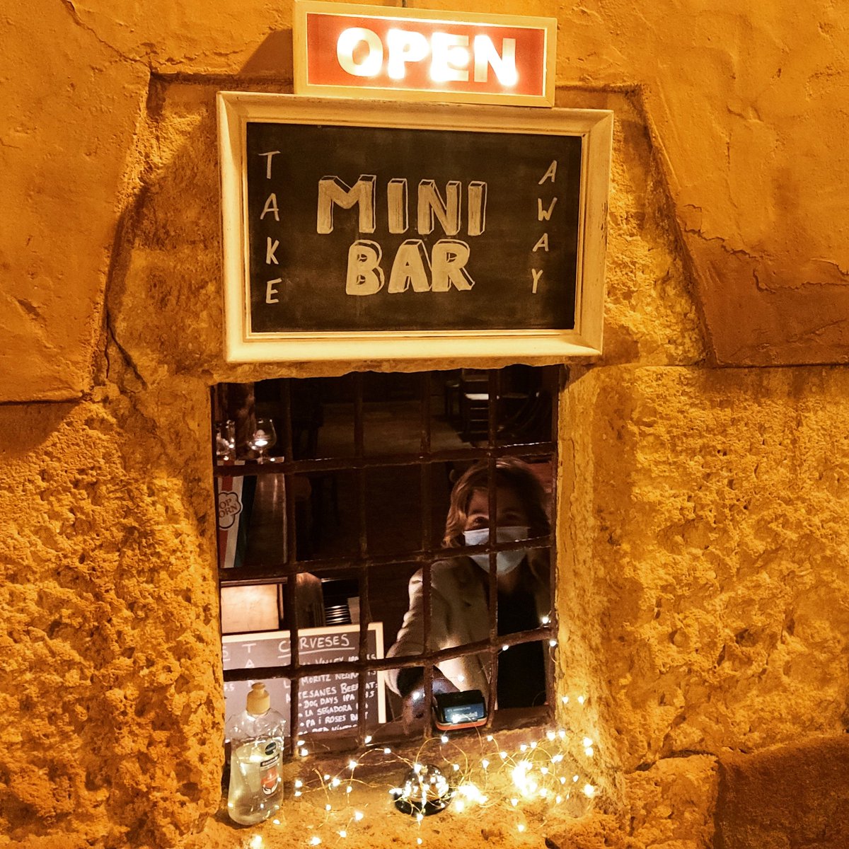 jordimolinera's tweet photo. 🍽 Del Faristol en coneixia molts racons... però mai havia demanat el sopar per aquesta finestra! Són moments complicats pel sector de la restauració, però podem donar-los un cop de mà #CuidemAltafulla ! https://t.co/Z3lpKEGadL