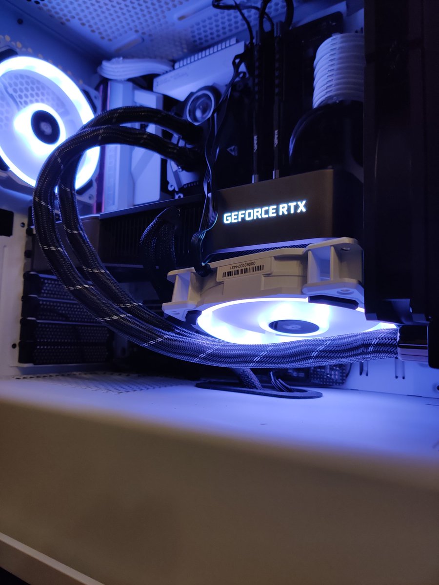 AeonMW2's tweet image. буду пытаться обменять по гарантии, конечно. сейчас в процессе переписки с саппортом nvidia (осторожно надеюсь что у них есть ещё одна на замену!)

пока приколхозил 120мм на вдув

пиздец)))0