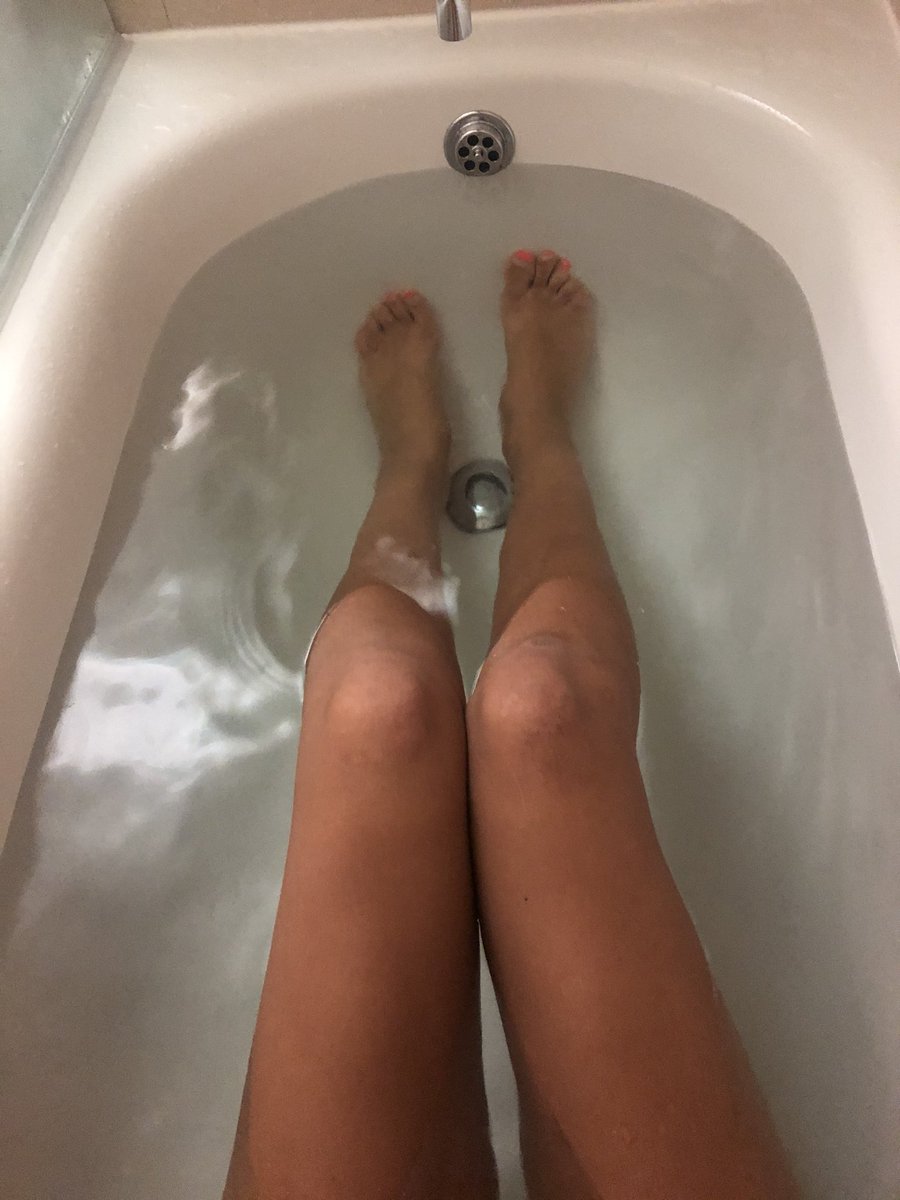 laurendq4's tweet photo. #tallgirlprobs #tallgirlproblems #longlegs #smallbath #contortionist #notrelaxing #hangingout #babybathtub #smallbathtub #andhibsgotbeat https://t.co/LrGivM43LI