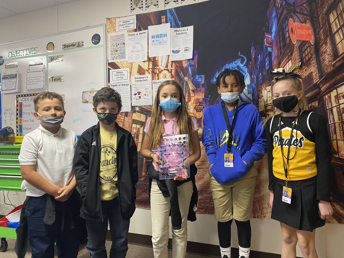 kingsteacher1's tweet photo. Lots of fun the last two day making Circuits in 4th Grade!!! Here is the first set of kids!!!
#CISDWalker #lovescience #4thgrade https://t.co/Ew3YTm3H8E