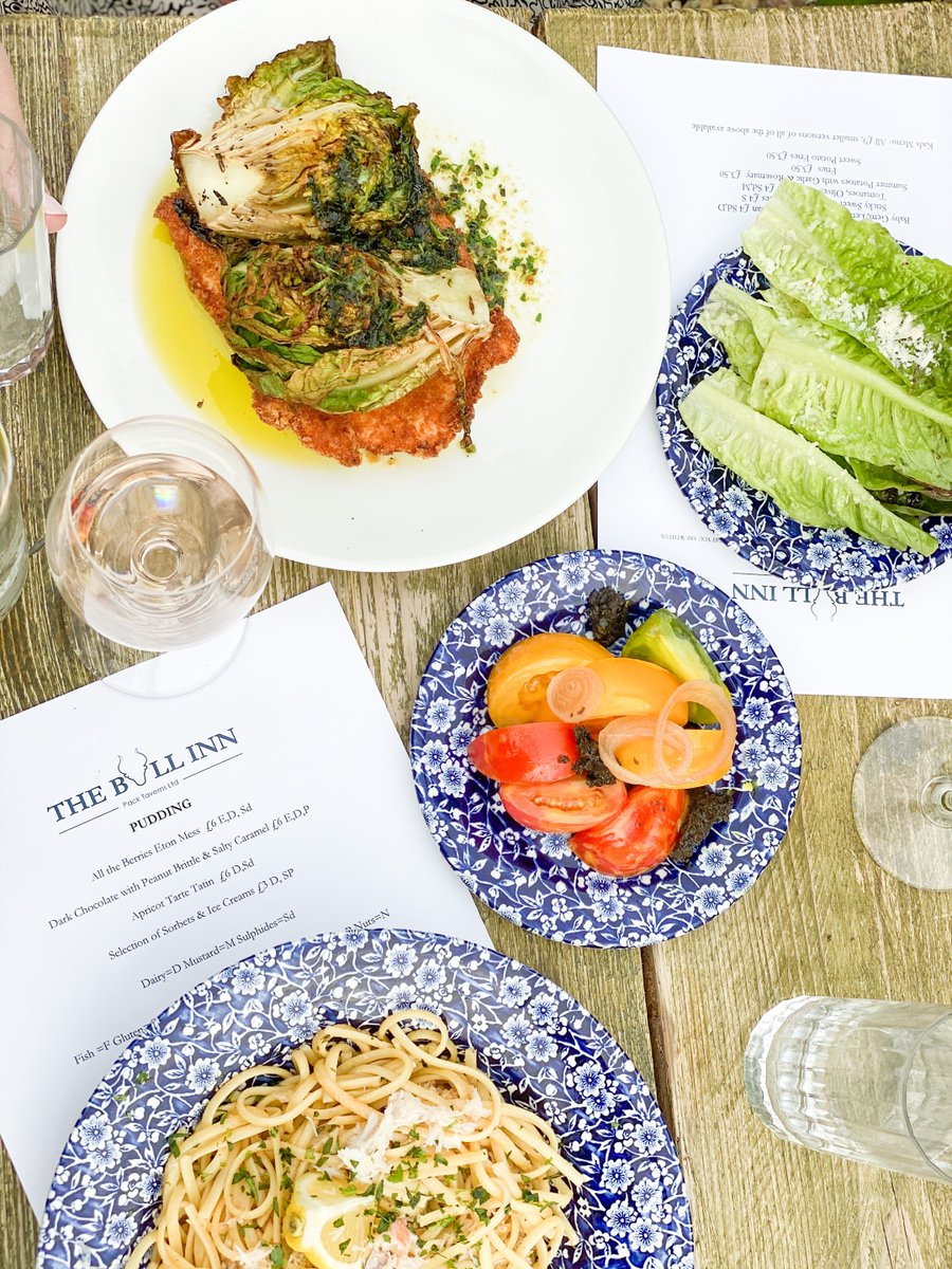 mygrumpybf's tweet image. Delish dins at The Bull Charlbury - would highly recommend for your foodie travel list if you’re going to the Cotswolds soon! ✨

🍸 Gin tasting at @Cotswoldistill 
🛍 Shopping at @daylesfordfarm
💖 Walk down Copse Hill Road, allegedly the “most romantic street in Britain”