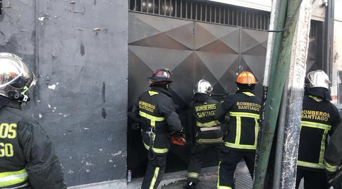Bomba_Decima's tweet photo. Trabajo de @7CBS @LaHeroicaCBS y @Bomba_Decima en Sierra Bella/Franklin 
.
@cbsantiago @Muni_Stgo 
📸 Décima CBS
.
#fire #fireman #firefighter #emergenciascbs #emergencias #santiago #pompier #entradaforzada https://t.co/jnvPby5Wfs vía @7CBS