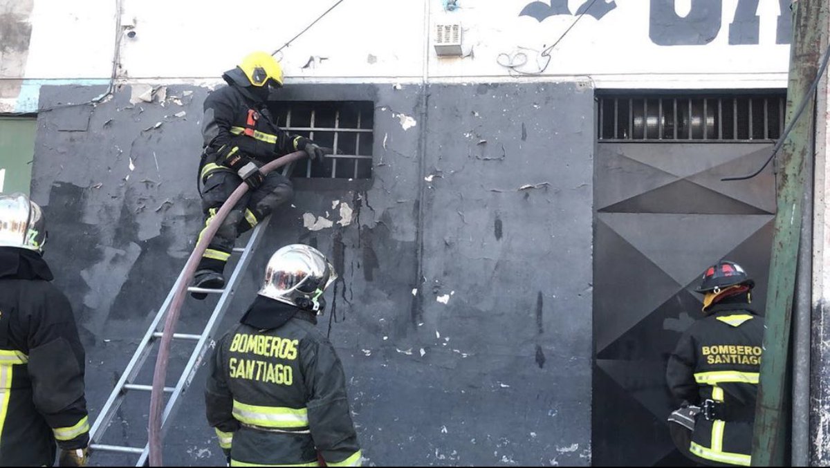Bomba_Decima's tweet photo. Trabajo de @7CBS @LaHeroicaCBS y @Bomba_Decima en Sierra Bella/Franklin 
.
@cbsantiago @Muni_Stgo 
📸 Décima CBS
.
#fire #fireman #firefighter #emergenciascbs #emergencias #santiago #pompier #entradaforzada https://t.co/jnvPby5Wfs vía @7CBS