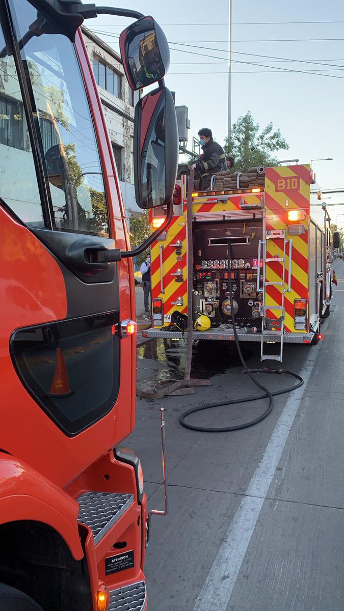 Bomba_Decima's tweet photo. Trabajo de @7CBS @LaHeroicaCBS y @Bomba_Decima en Sierra Bella/Franklin 
.
@cbsantiago @Muni_Stgo 
📸 Décima CBS
.
#fire #fireman #firefighter #emergenciascbs #emergencias #santiago #pompier #entradaforzada https://t.co/jnvPby5Wfs vía @7CBS
