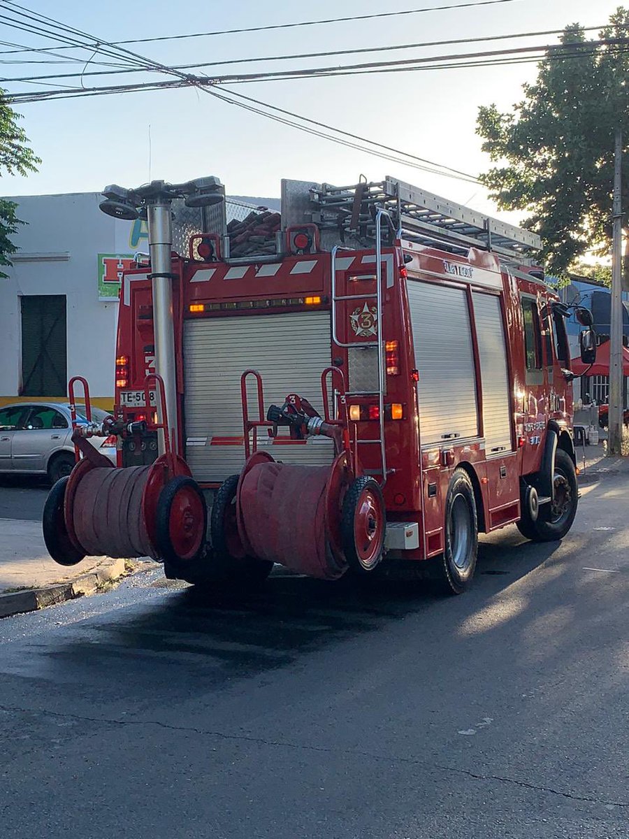 Bomba_Decima's tweet photo. Trabajo de @7CBS @LaHeroicaCBS y @Bomba_Decima en Sierra Bella/Franklin 
.
@cbsantiago @Muni_Stgo 
📸 Décima CBS
.
#fire #fireman #firefighter #emergenciascbs #emergencias #santiago #pompier #entradaforzada https://t.co/jnvPby5Wfs vía @7CBS
