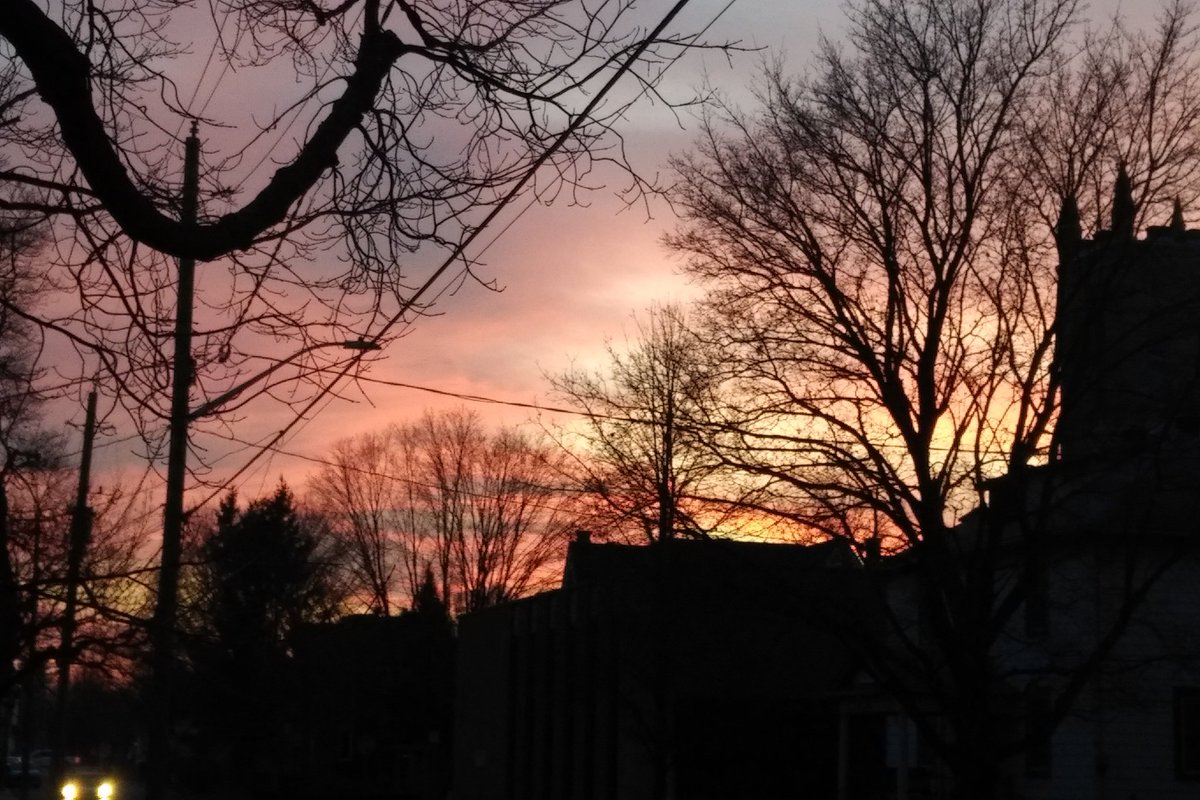 stephgray88's tweet photo. Skidded into the weekend with my Friday to-do list pretty much intact. (Strikes through "Friday," writes "Monday.") Thankfully the #dailysunset was beautiful. #busytimes #breathe #gooutside #keepcalm #stilldoingthistogether #bekind https://t.co/lRbkjvslB1