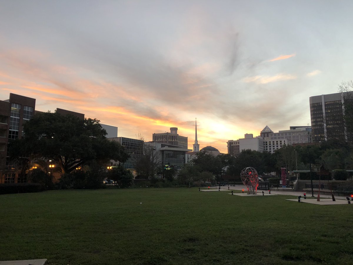 ChrisGonTV's tweet photo. Beautiful evening in downtown Orlando.@OrlandoFL407 https://t.co/yCnQGA87fG