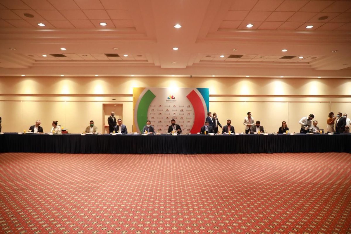 Silvano_A's tweet photo. Me reuní con presidentes de cámaras y organismos empresariales, así como con líderes de algunas asociaciones civiles, para reiterarles el llamado a cerrar filas por Michoacán y caminar juntos. https://t.co/LVlDat4R6i