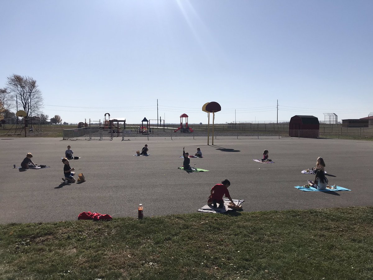 MrsJDawson1's tweet photo. What an awesome day in Kindergarten today! Show &amp; tell, lunch outside, and exploratory play! https://t.co/gD3S9fYcwJ