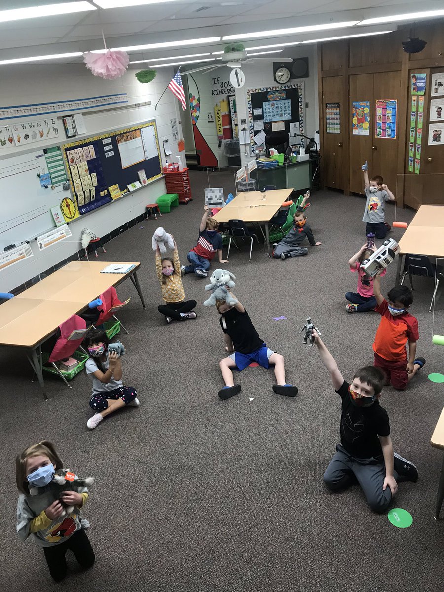 MrsJDawson1's tweet photo. What an awesome day in Kindergarten today! Show &amp; tell, lunch outside, and exploratory play! https://t.co/gD3S9fYcwJ
