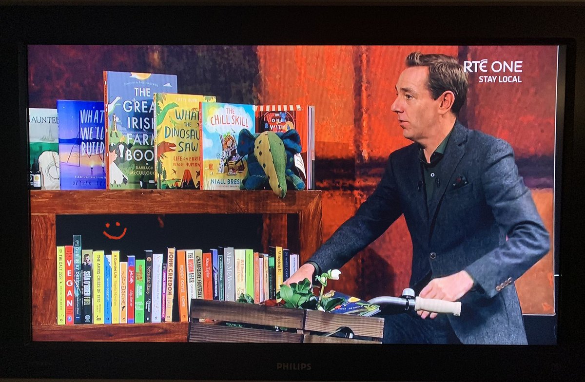 Eve_Mc_Donnell's tweet photo. I spy #Elsetime 😀 Good on you, Hilary &amp; Joanna @bridgebookshop, for broadcasting it loud and clear: BOOKSHOPS ARE OPEN for click &amp; collect or order online 🎁🎄#LateLate @RyanTubridyShow
📲 https://t.co/vibYCtIsTT https://t.co/hvav0hJeTo