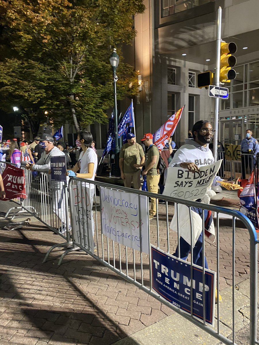 Trump rally is still just a few dozen people (hundreds on the count every vote side)