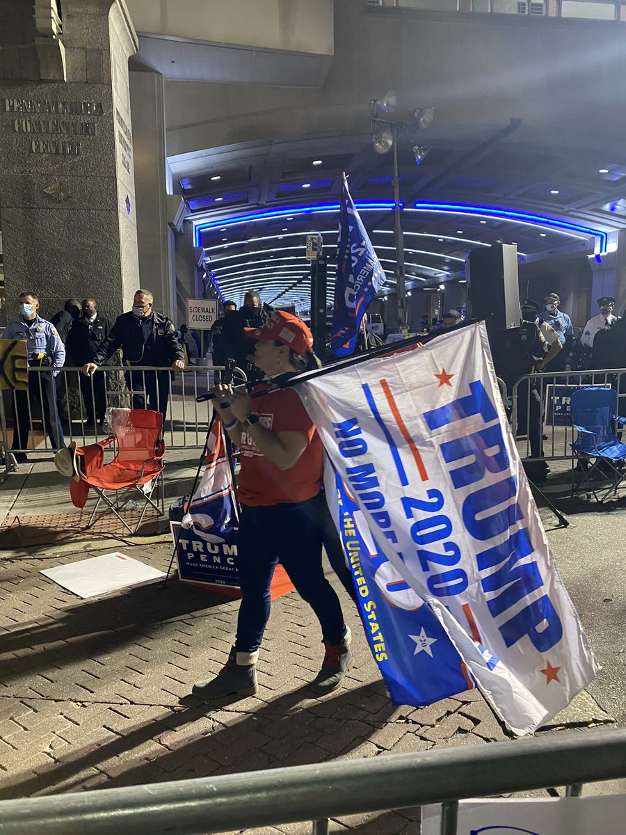 Trump rally is still just a few dozen people (hundreds on the count every vote side)