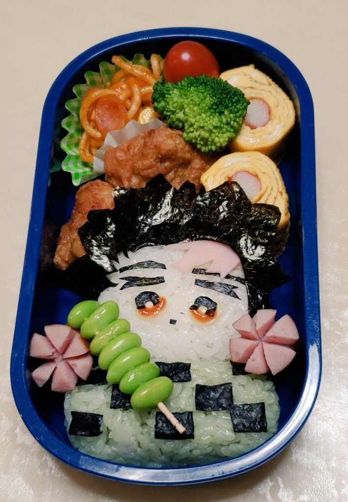 りゅうママ 炭次郎に見えるかな 自分で作るからと朝６時に起きたのはいいけど海苔をカットしただけという もうキャラ弁 は恥ずかしいと言っていたのに鬼滅の刃恐るべし 炭次郎 鬼滅の刃 キャラ弁 小学５年生 男の子 お弁当 T Co