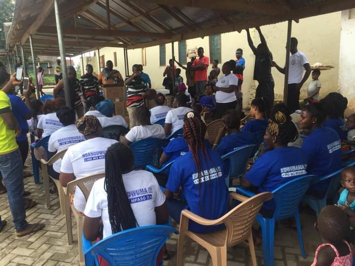 drdownblowgmai1's tweet photo. @FelixKwakyeOfo1, the incoming MP for Abura Asebu Kwamankese donated 10 SEWING MACHINES and 10 Hair Driers to the Onuad) Nkabom Artisans Association at AYELDO today, to be used to train young girls and guys who want to learn Dress Making and Hair Dressing. Kudos our incoming MP https://t.co/PpLuzYNEMw