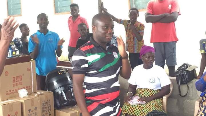drdownblowgmai1's tweet photo. @FelixKwakyeOfo1, the incoming MP for Abura Asebu Kwamankese donated 10 SEWING MACHINES and 10 Hair Driers to the Onuad) Nkabom Artisans Association at AYELDO today, to be used to train young girls and guys who want to learn Dress Making and Hair Dressing. Kudos our incoming MP https://t.co/PpLuzYNEMw