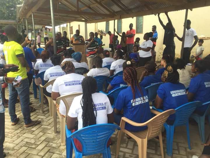drdownblowgmai1's tweet photo. @FelixKwakyeOfo1, the incoming MP for Abura Asebu Kwamankese donated 10 SEWING MACHINES and 10 Hair Driers to the Onuad) Nkabom Artisans Association at AYELDO today, to be used to train young girls and guys who want to learn Dress Making and Hair Dressing. Kudos our incoming MP https://t.co/PpLuzYNEMw
