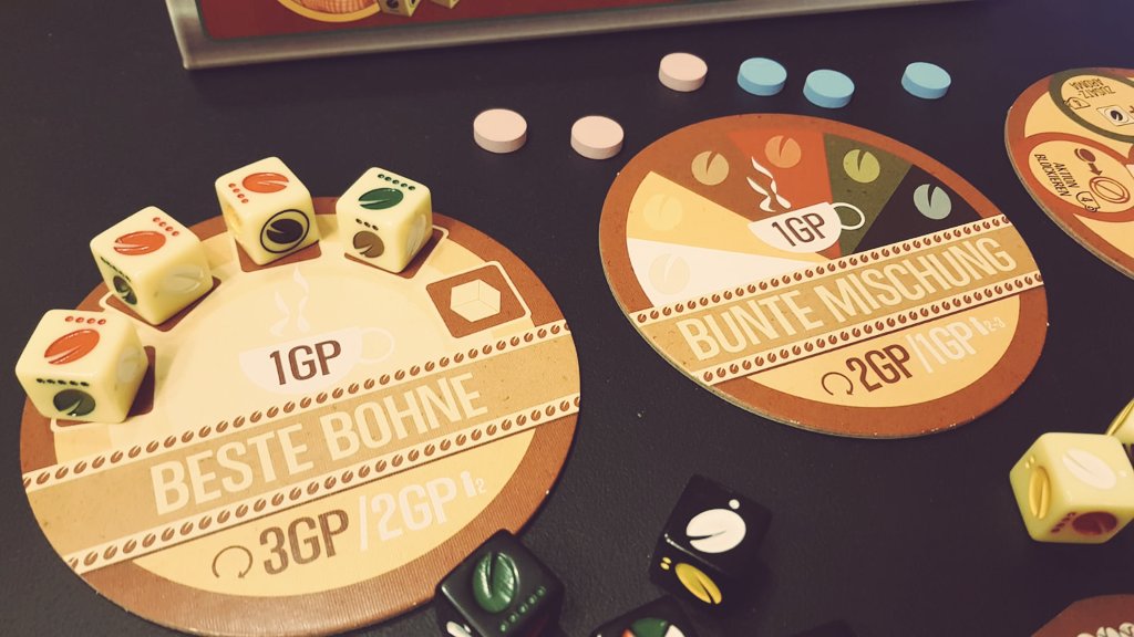 Sibi30015224's tweet photo. Heute vom "Pile of Shame" befreit: #VivaJava von @pegasusspiele. Schon wieder ein Spiel mit Kaffee-Thema. 😄 Es sieht super aus, das Material ist echt toll. Die Regeln lesen sich relativ komplex. Dabei ist es eigentlich echt flott gespielt. Echt spannend! Hat uns gefallen 👍🏼💙☕ https://t.co/naIf8fdXBs