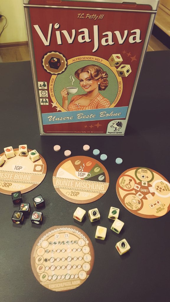 Sibi30015224's tweet photo. Heute vom "Pile of Shame" befreit: #VivaJava von @pegasusspiele. Schon wieder ein Spiel mit Kaffee-Thema. 😄 Es sieht super aus, das Material ist echt toll. Die Regeln lesen sich relativ komplex. Dabei ist es eigentlich echt flott gespielt. Echt spannend! Hat uns gefallen 👍🏼💙☕ https://t.co/naIf8fdXBs