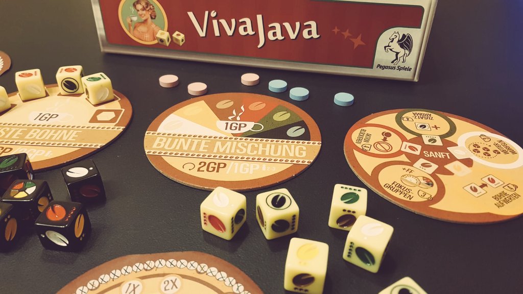 Sibi30015224's tweet photo. Heute vom "Pile of Shame" befreit: #VivaJava von @pegasusspiele. Schon wieder ein Spiel mit Kaffee-Thema. 😄 Es sieht super aus, das Material ist echt toll. Die Regeln lesen sich relativ komplex. Dabei ist es eigentlich echt flott gespielt. Echt spannend! Hat uns gefallen 👍🏼💙☕ https://t.co/naIf8fdXBs